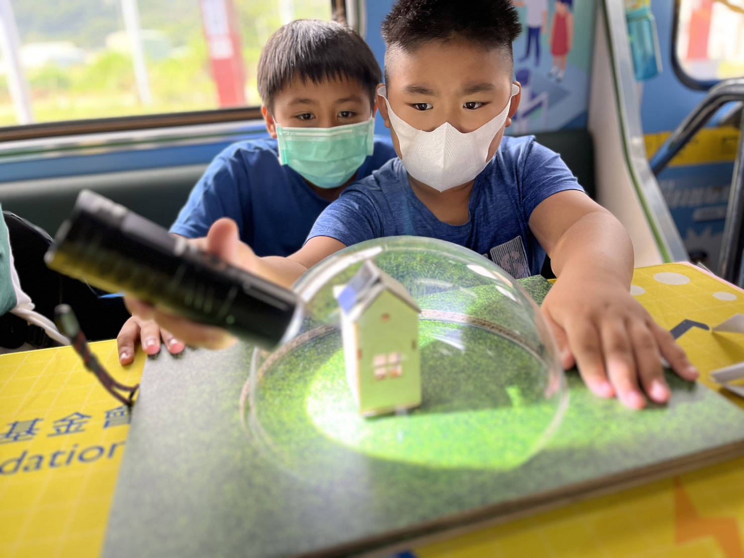 OG视讯參與基礎科學主題車廂，以STEAM教學精神，設計「逐日科學家」、「太陽能工程師」以及「淨零建築師」三大能源科普課程和實驗