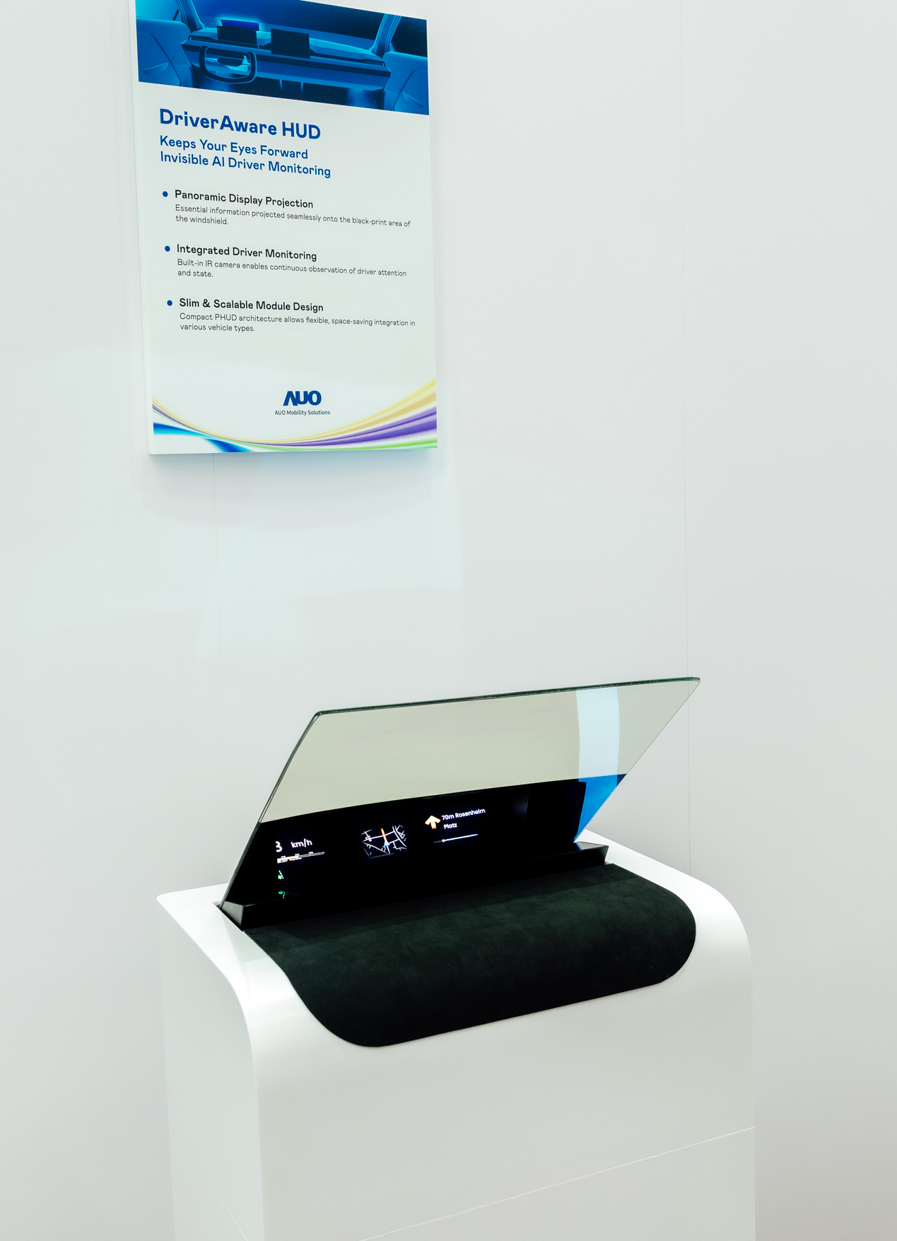 DriverAware HUD结合抬头显示器与隐藏式红外线摄影机，将车速、导航及警示讯息投影于挡风玻璃上，完美对齐驾驶目不离路的视线，同时，透过AI 监控驾驶注意力以提升安全性。